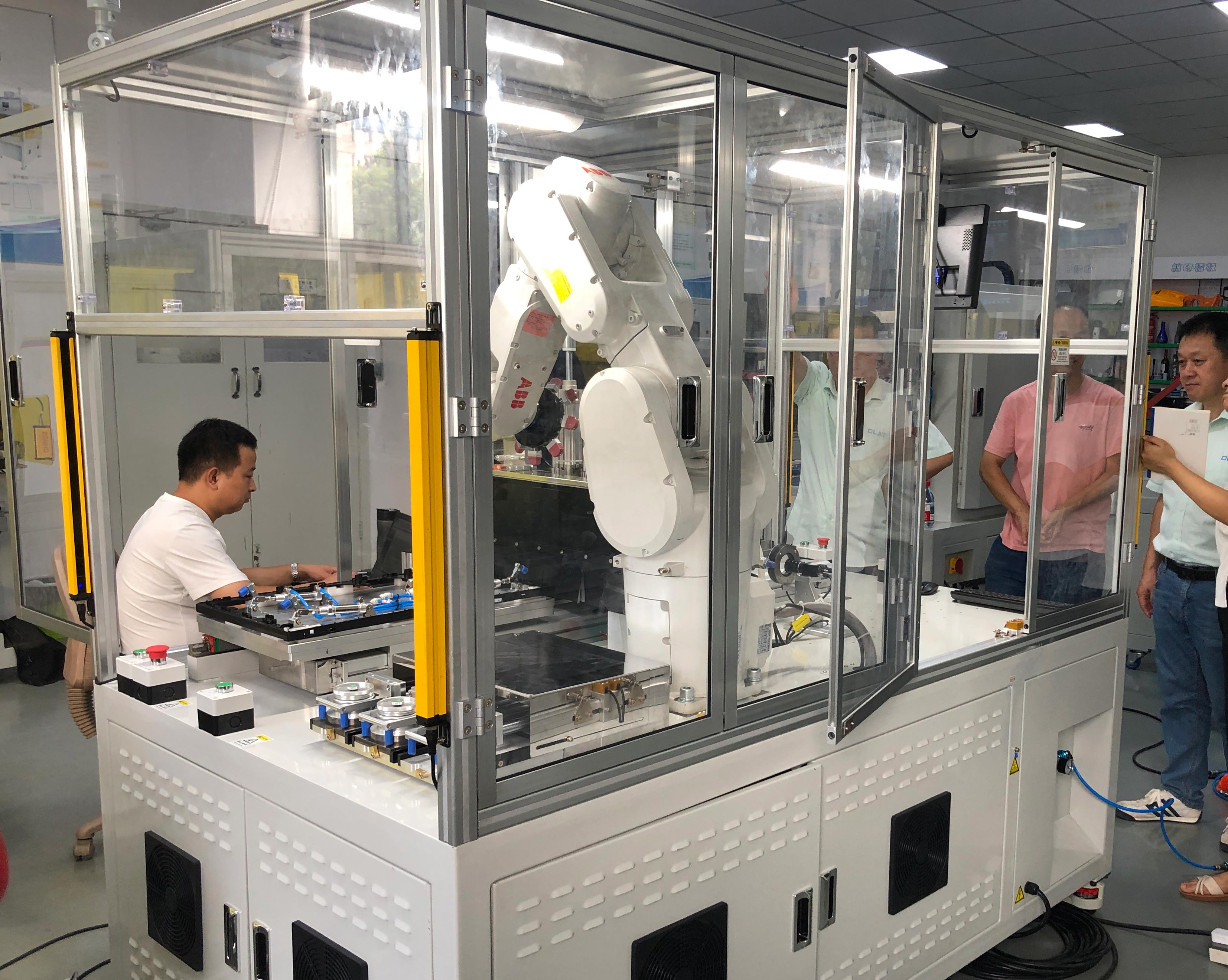 Trái cây mùa thu: Thiết bị in pad robot CCD đầu tiên đã được chấp nhận thành công, mở một chương mới trong sản xuất thông minh